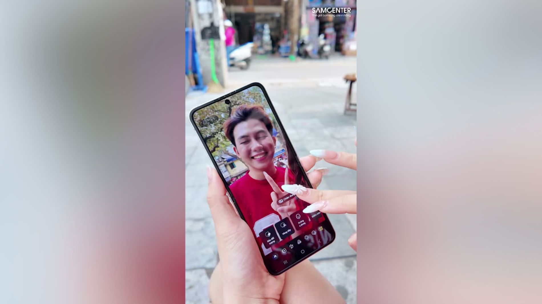 Hình ảnh cho danh mục Tự Động Chỉnh Ảnh Chân Dung Mùa Noel Cực Xinh Với Galaxy Z Flip7 FE!